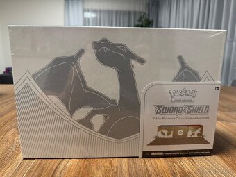 Pokemon UPC Charizard včetně akrylového boxu Gemloader - 2