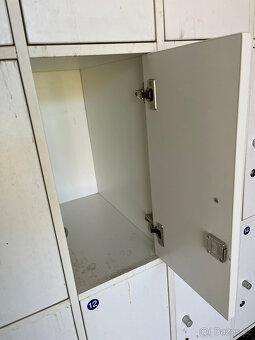 Skříňka se zamykacími boxy - 2