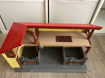 Schleich stáj pro koně (statek) - 2