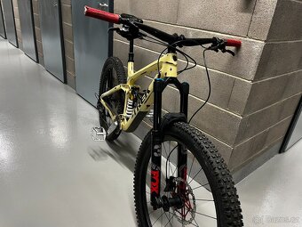 TREK REMEDY 9.8, M/L–full karbon, airbrush lak, TOP výbava - 2