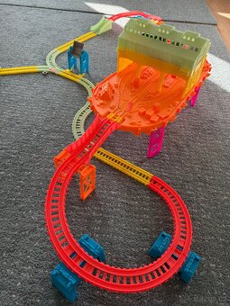 Fisher Price Mašinka Tomáš svítící dráha + mašinky - 2