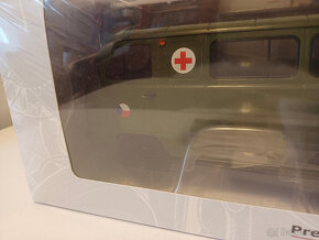 Model 1:18 UAZ 452A sanita ČSLA - 2