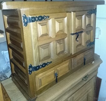 Netradiční celo dubová komůdka - 2