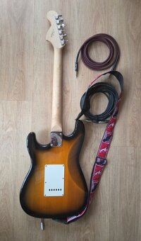 Elektrická kytara Fender Stratocaster + pouzdro + kabely - 2