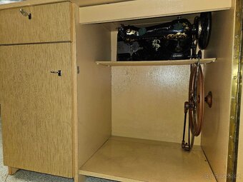 Starožitný šicí stroj SINGER + skříňka - 2