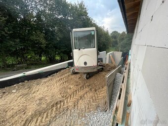 Minibagr k opravě - 2