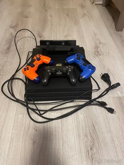 PS4 pro 1TB + 3 ovladače + ps4 kamera - 2