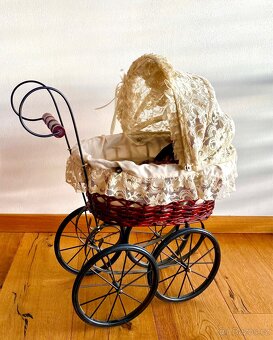 Starý krásný kočárek s panenkou - 2