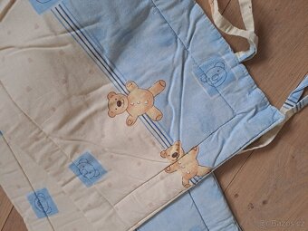 ochranný mantinel do postýlky barevný - 2