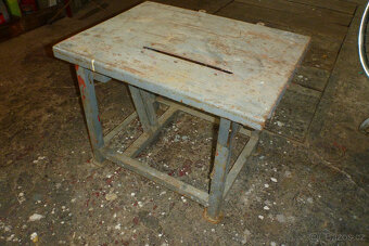 Podstavec bytelný - 2