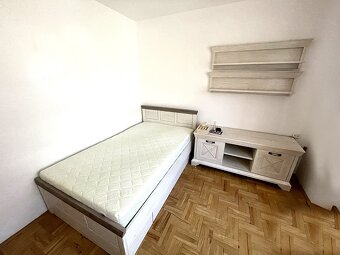 2x postel, komoda, skříňka, 2x police - 2