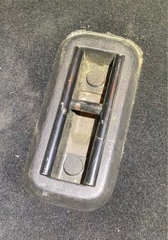 VW T5 / T6 - podlahová krytka zámku sedadla - 2