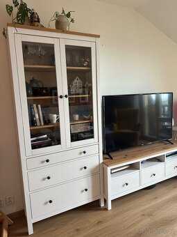 Prodám HEMNES vitrínu a TV stolek (IKEA) - 2