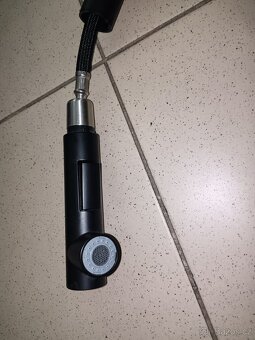Kuchyňská dřezová baterie s vysuvnou sprchou - 2