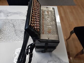 Prodám knoflíkovou harmoniku - Hohner -36 x36x 19 cm - 2