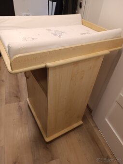 Malá světlá komoda s přebalovacím pultem - 2