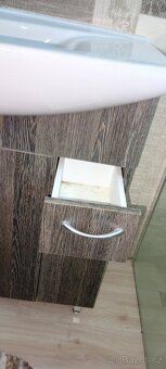 Koupelnová skříňka z umyvadlem - 2