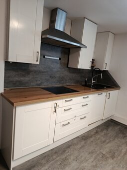 Bílá (téměř plně vybavená) kuchyň - 2