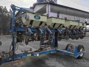 Kinze 3500 8R - 2
