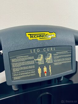 Technogym - Leg Curl - Zakopávaní v sede - 2