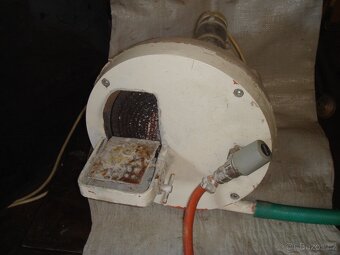 Motor s bruskou. - 2