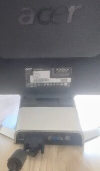 Monitor s propojovacím kabelem - 2
