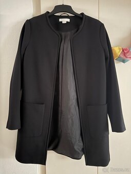 Černý kabátek rovného střihu, H&M, vel. 40 - 2
