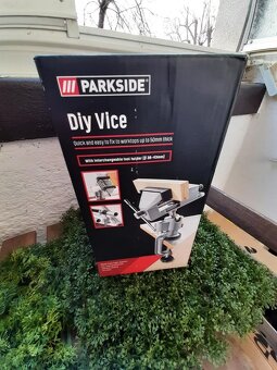 Univerzální svěrák, pohyblivý díky kulovému kloubu - 2