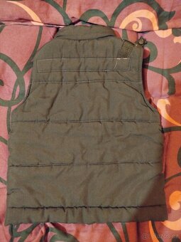 Černá vesta s kapsami velikost 116 - 2