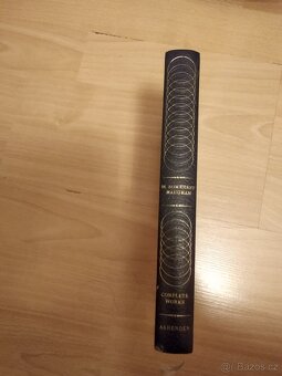 Historická kniha se zlatým zdobením v AJ - 2