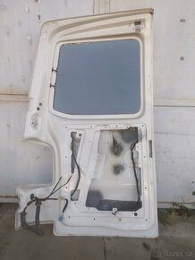 VW Transporter T5- pravé zadní dveře. - 2