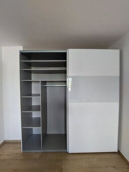 Prodám velkou šatní skříň - 2