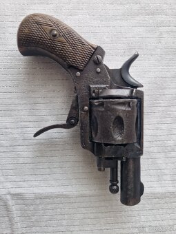 Historický revolver Bull Dog ráže 320 corto - 2