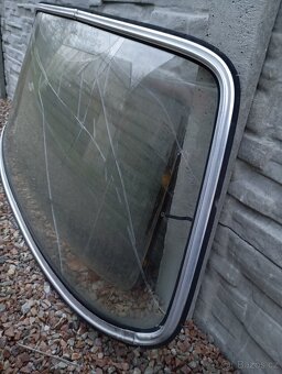 Ozdobné lišty okolo zadního okna Mercedes Benz W123 - 2