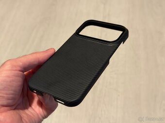 Pitaka Ultra-Slim Case Black/Gray pro iPhone 17 Pro - 2