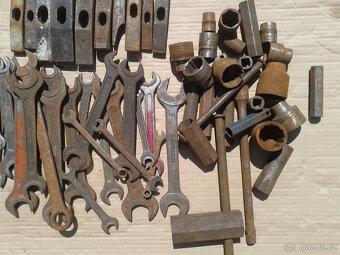 nářadí kladivo klíče - 2