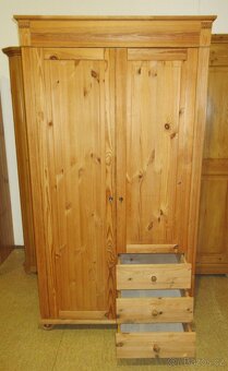 Borovicová šatní skříň se šuplíky - celomasiv - 2