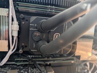 Machine learning desktop Threadripper 7970X s 64 vlákny - 2