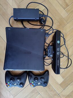 XBOX 360 + 2 ovladače + KINECT + hry - 2