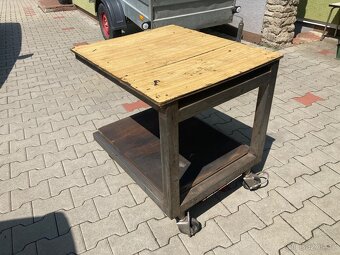 Dílenský stůl na kolečkách.  Zadáno - 2