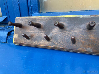 Věšák dřevěný nástěnný starožitný za 400 kč - 2