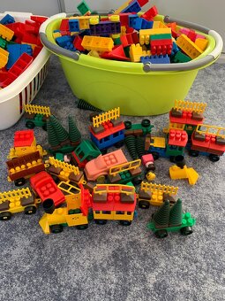 Plastové kostky , vláčky + vozík . - 2