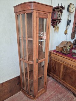Koloniální starožitná prosklená vitrína z masivního dřeva - 2