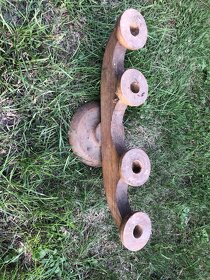 Polička, dřevěný svícen, košíky - 2