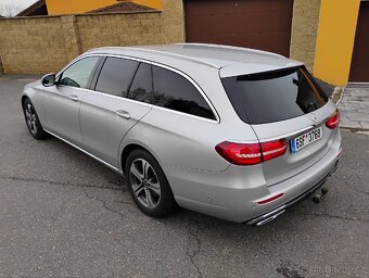 Mercedes-Benz E Class 220D - 2