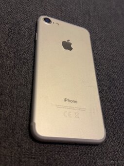 Stříbrný iPhone 7 32GB - 2
