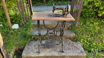 starý šicí stroj - 2