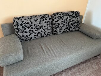 Šedá rozkládací sedačka s úložným prostorem - 2