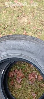Prodám 2x zimní vodící nákladní pneu 235/75R17.5 - 2