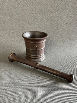 Starožitný litinový hmoždíř s tloukem č. 3 váha 2200g - 2